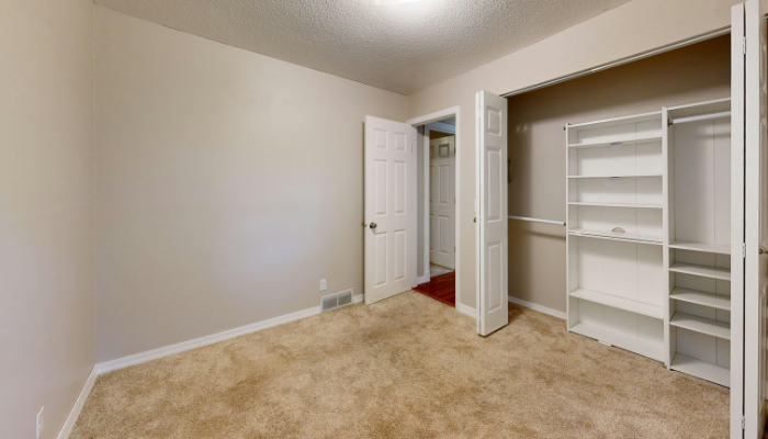 リフォームされたクローゼット付きの部屋