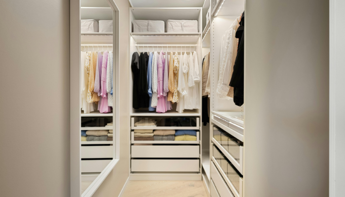 鏡付きのウォークインクローゼット