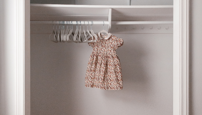 扉の空いたクローゼット