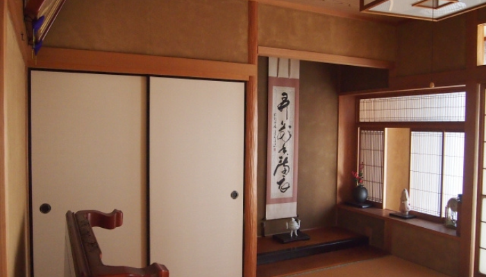 リノベーションされた古民家の室内