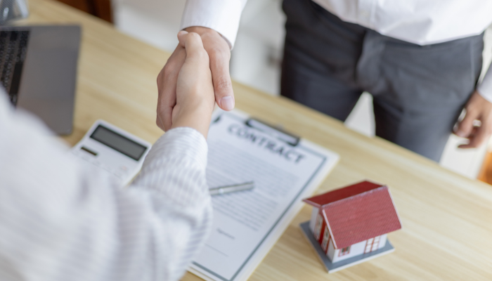 業者と見積もりをみてリフォームの契約をする様子