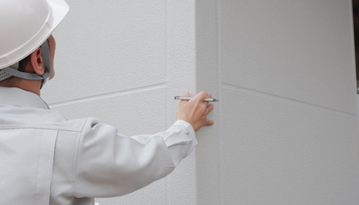 外壁のチェックをする業者