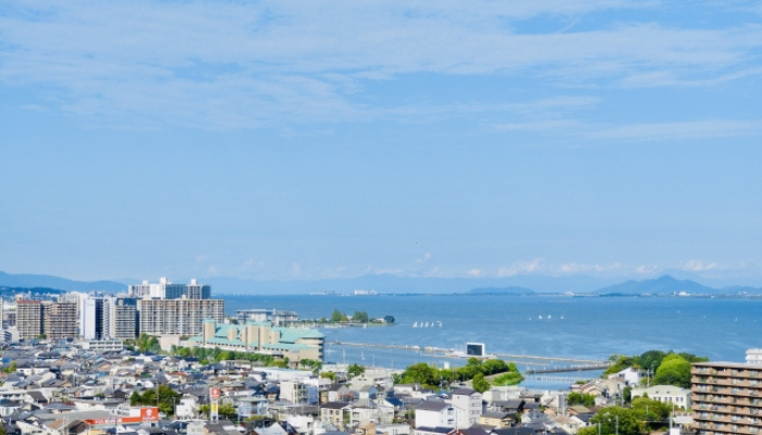 大津市の街並みと琵琶湖