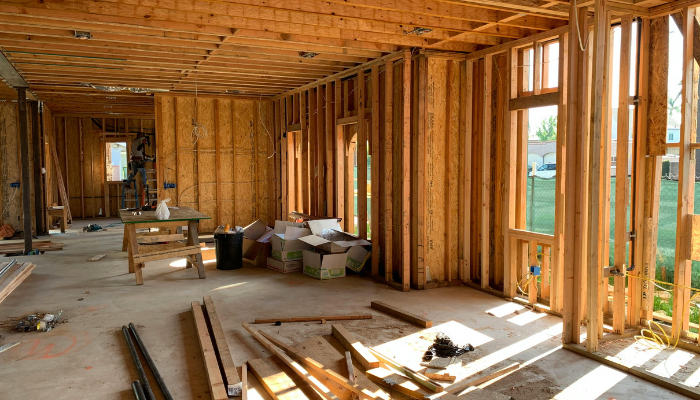木造建築の住宅に光が差し込む様子