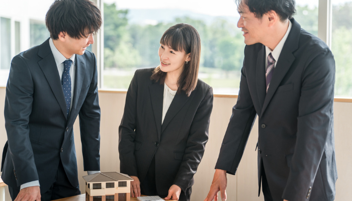 模型を見ながら話し合っているビジネスマン