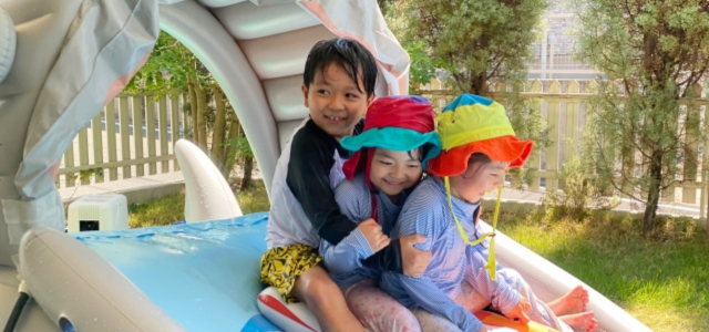 庭のプールで遊ぶ子供たち