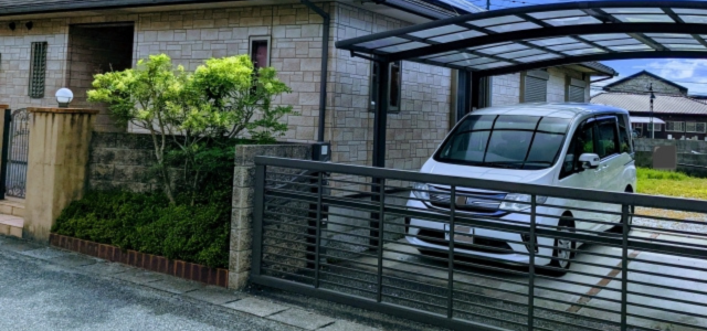 庭に作られた駐車場